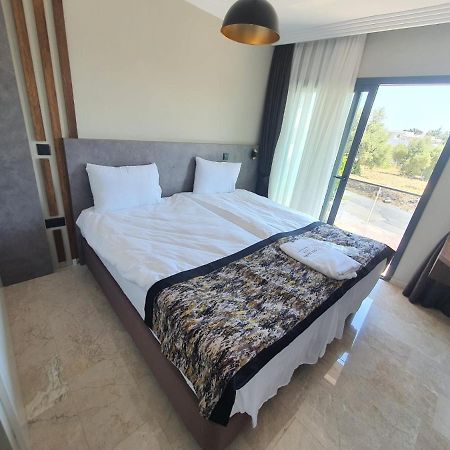 Luxury Hotel Room W Pool Near Beach In Kyrenia Kyrenia  Værelse billede